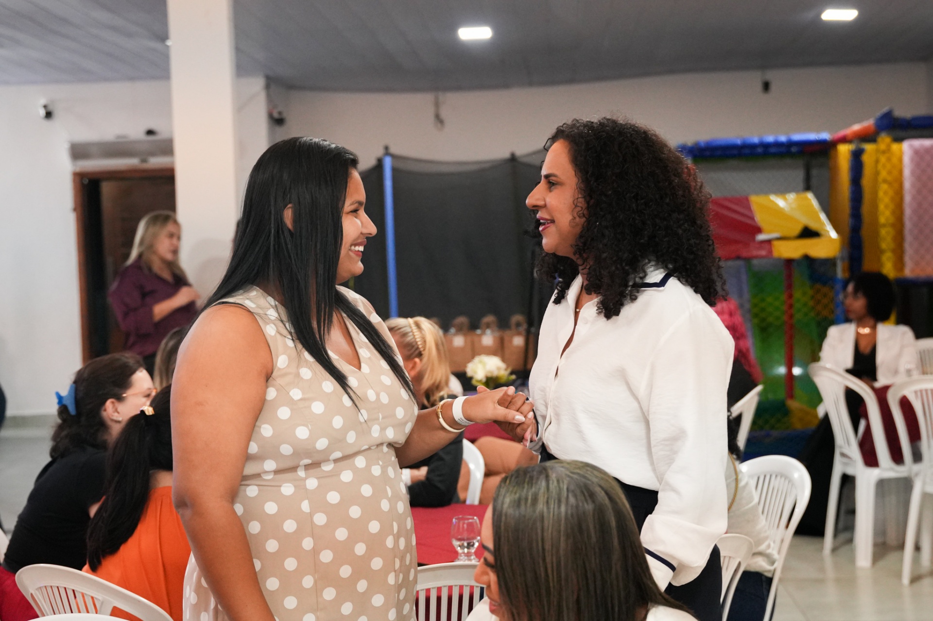 Jacqueline Moraes em agenda pública ouvindo lideranças comunitárias