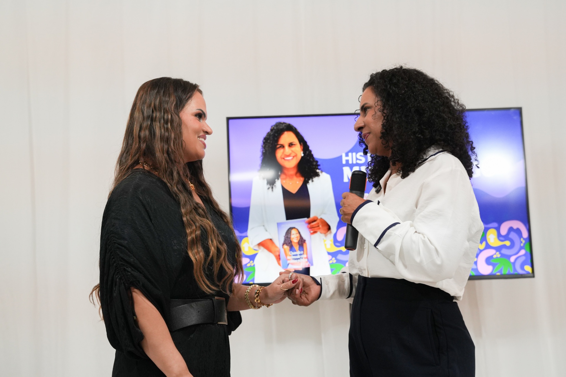 Jacqueline Moraes apresentando o livro em um evento
