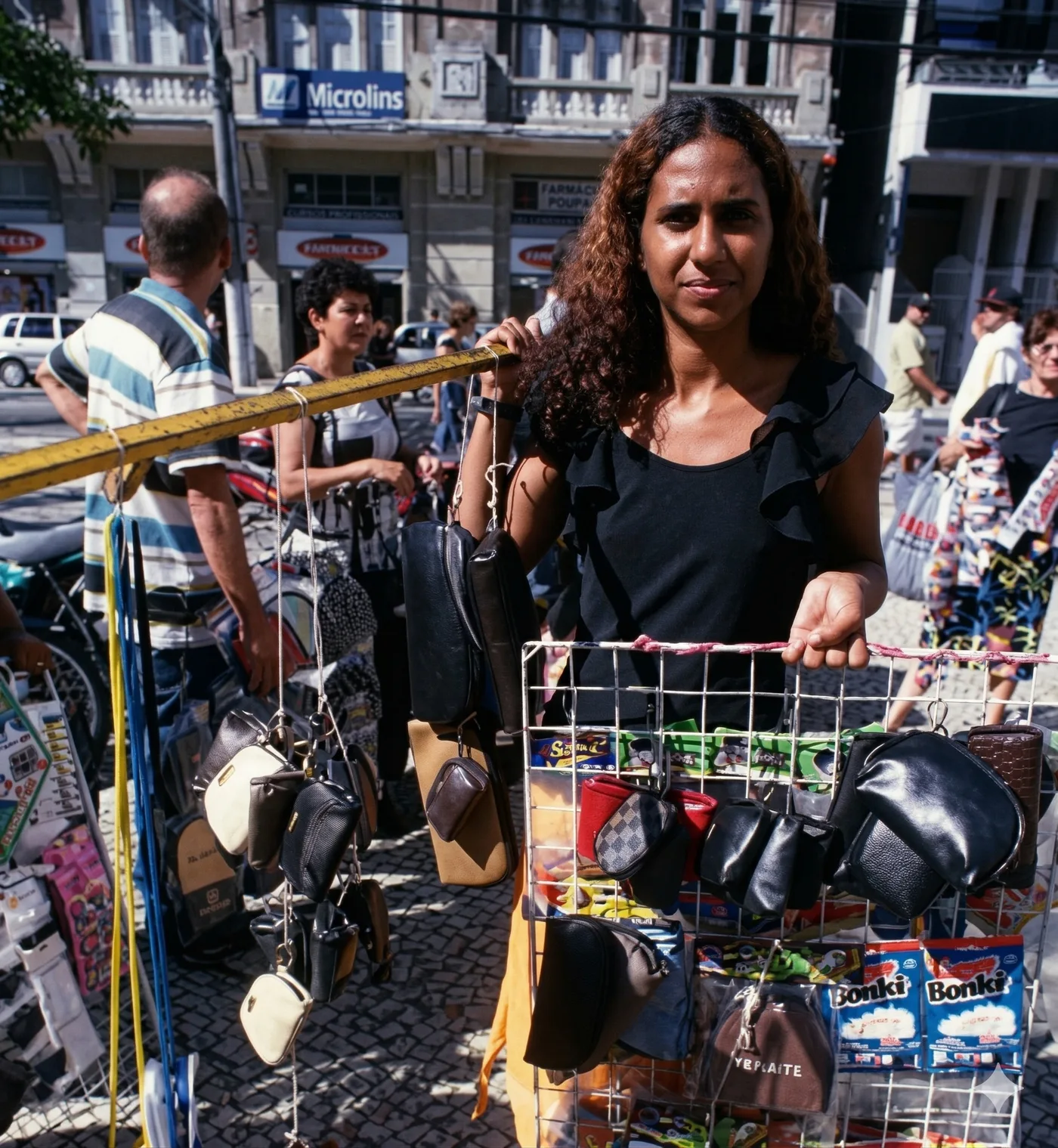 Jacqueline trabalhando como camelô no Centro de Vitória