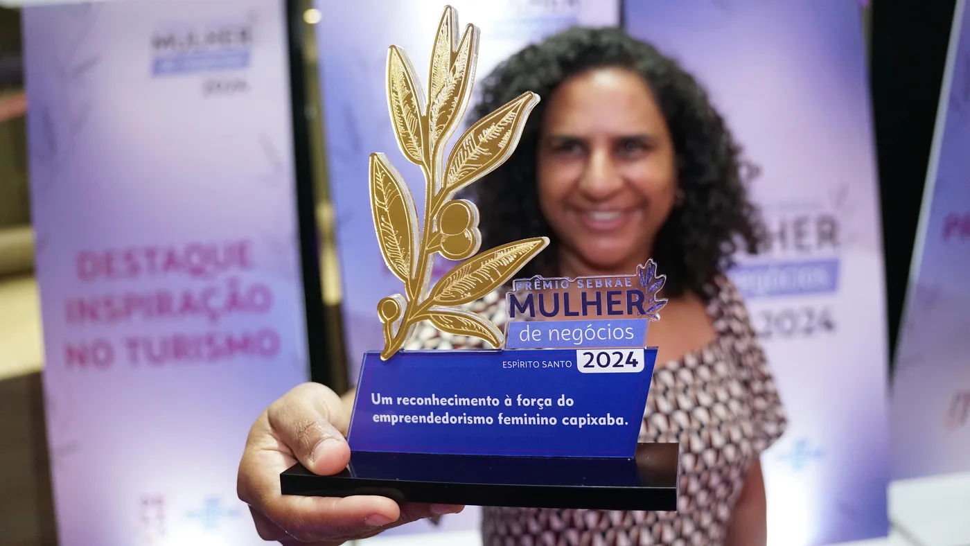 Jacqueline com o troféu do Prêmio Sebrae Mulher de Negócios