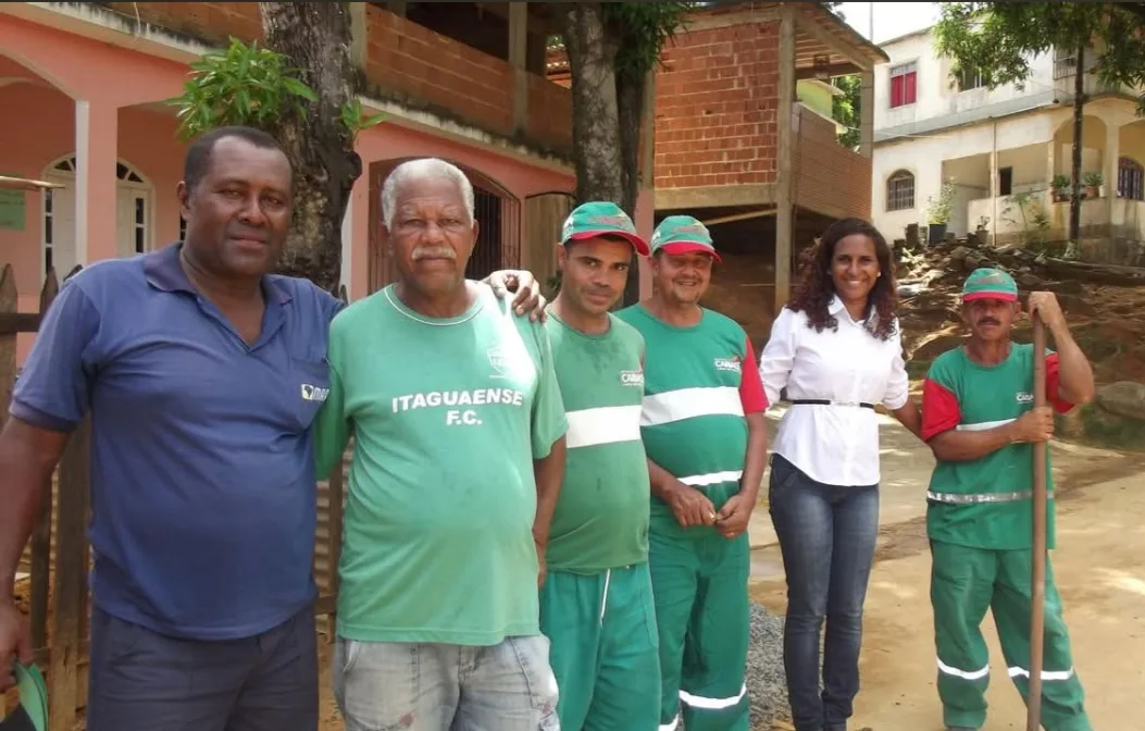 Jacqueline em visita a trabalhadores durante o mandato de vereadora